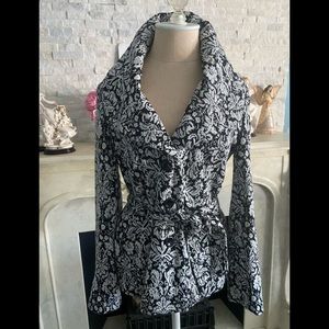 Great jacket!!! Black and white always in style. Perfect for anything ❤️